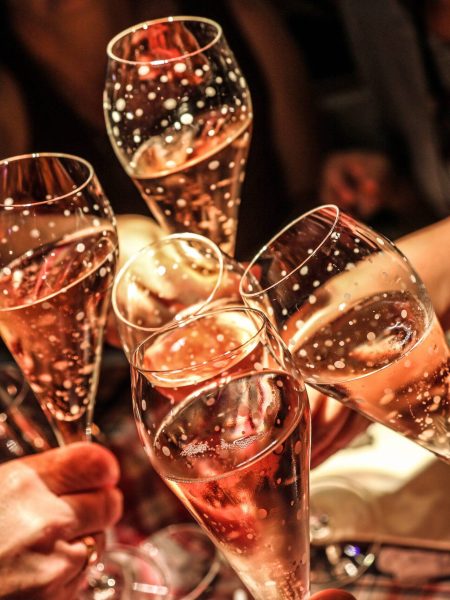people clinking prosecco glasses at event